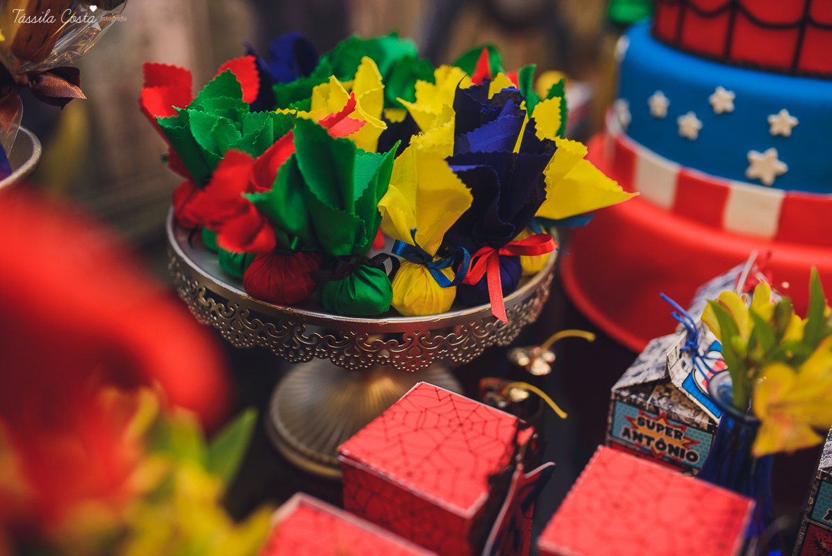 festa de 3 anos do antônio, que aconteceu em Manguinhos Serra, festa no tema Os Vingadores, festa de menino, com direito à Homem-aranha fantasiado, decoração da Mamalujo Decorações, Carla Sales, com fotos da T&aacu
