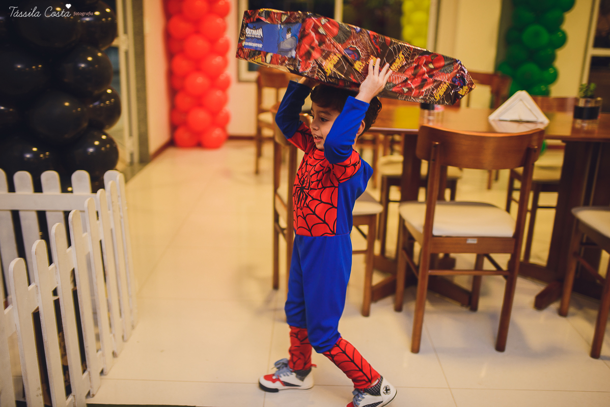 festa de 3 anos do antônio, que aconteceu em Manguinhos Serra, festa no tema Os Vingadores, festa de menino, com direito à Homem-aranha fantasiado, decoração da Mamalujo Decorações, Carla Sales, com fotos da T&aacu