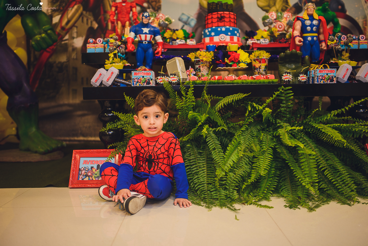 festa de 3 anos do antônio, que aconteceu em Manguinhos Serra, festa no tema Os Vingadores, festa de menino, com direito à Homem-aranha fantasiado, decoração da Mamalujo Decorações, Carla Sales, com fotos da T&aacu