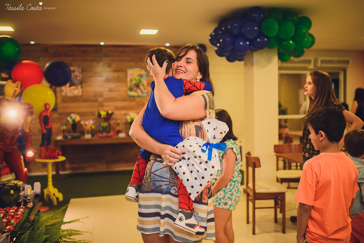 festa de 3 anos do antônio, que aconteceu em Manguinhos Serra, festa no tema Os Vingadores, festa de menino, com direito à Homem-aranha fantasiado, decoração da Mamalujo Decorações, Carla Sales, com fotos da T&aacu