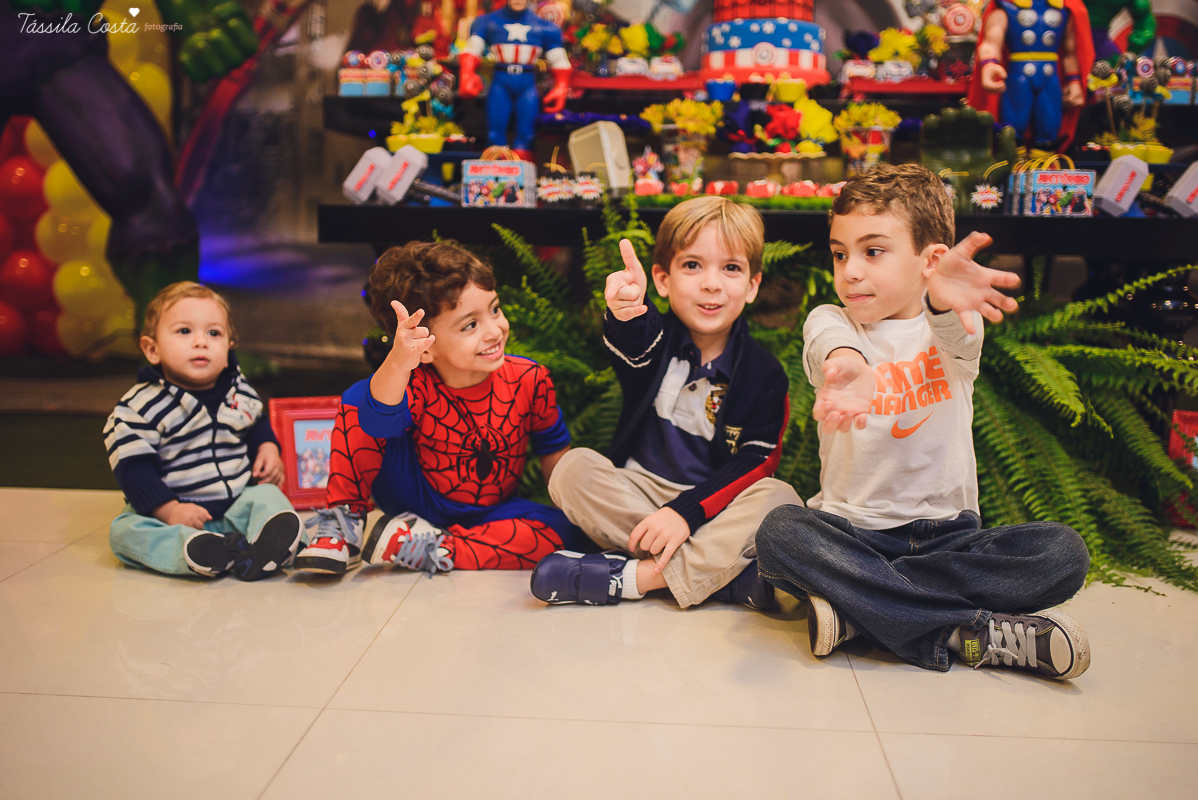 festa de 3 anos do antônio, que aconteceu em Manguinhos Serra, festa no tema Os Vingadores, festa de menino, com direito à Homem-aranha fantasiado, decoração da Mamalujo Decorações, Carla Sales, com fotos da T&aacu
