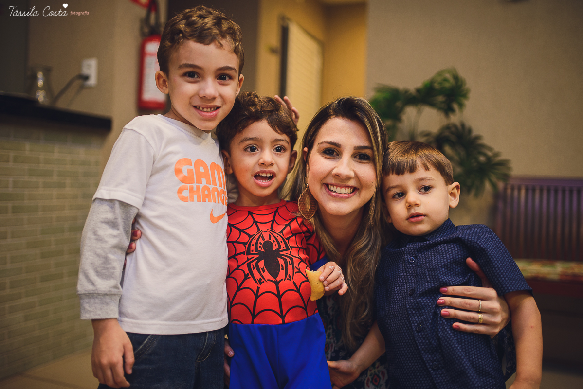 festa de 3 anos do antônio, que aconteceu em Manguinhos Serra, festa no tema Os Vingadores, festa de menino, com direito à Homem-aranha fantasiado, decoração da Mamalujo Decorações, Carla Sales, com fotos da T&aacu