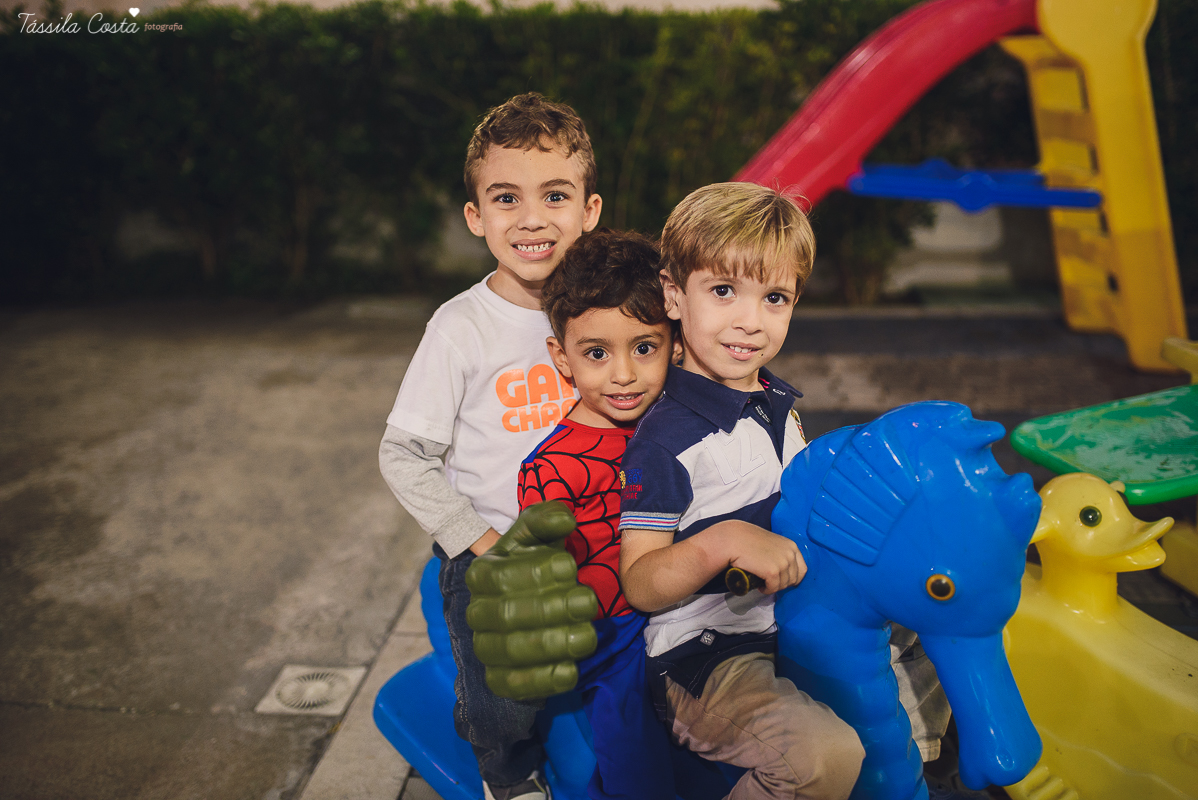 festa de 3 anos do antônio, que aconteceu em Manguinhos Serra, festa no tema Os Vingadores, festa de menino, com direito à Homem-aranha fantasiado, decoração da Mamalujo Decorações, Carla Sales, com fotos da T&aacu