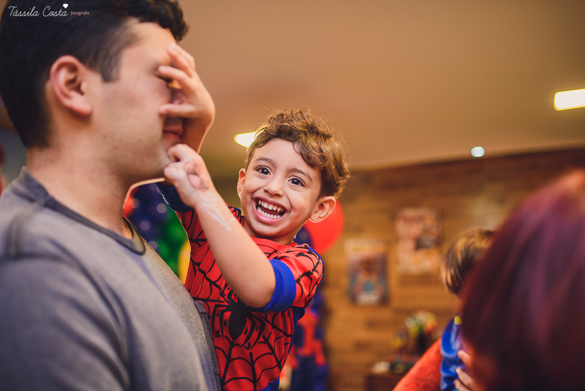 festa de 3 anos do antônio, que aconteceu em Manguinhos Serra, festa no tema Os Vingadores, festa de menino, com direito à Homem-aranha fantasiado, decoração da Mamalujo Decorações, Carla Sales, com fotos da T&aacu