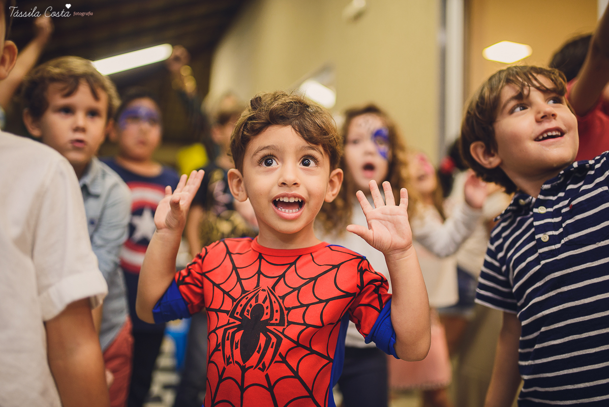 festa de 3 anos do antônio, que aconteceu em Manguinhos Serra, festa no tema Os Vingadores, festa de menino, com direito à Homem-aranha fantasiado, decoração da Mamalujo Decorações, Carla Sales, com fotos da T&aacu