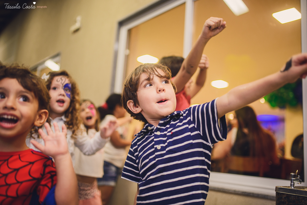 festa de 3 anos do antônio, que aconteceu em Manguinhos Serra, festa no tema Os Vingadores, festa de menino, com direito à Homem-aranha fantasiado, decoração da Mamalujo Decorações, Carla Sales, com fotos da T&aacu