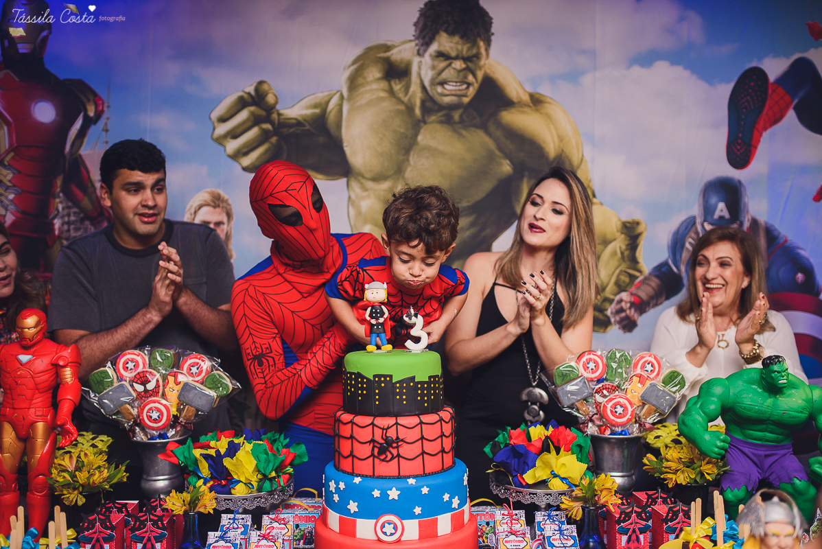 festa de 3 anos do antônio, que aconteceu em Manguinhos Serra, festa no tema Os Vingadores, festa de menino, com direito à Homem-aranha fantasiado, decoração da Mamalujo Decorações, Carla Sales, com fotos da T&aacu