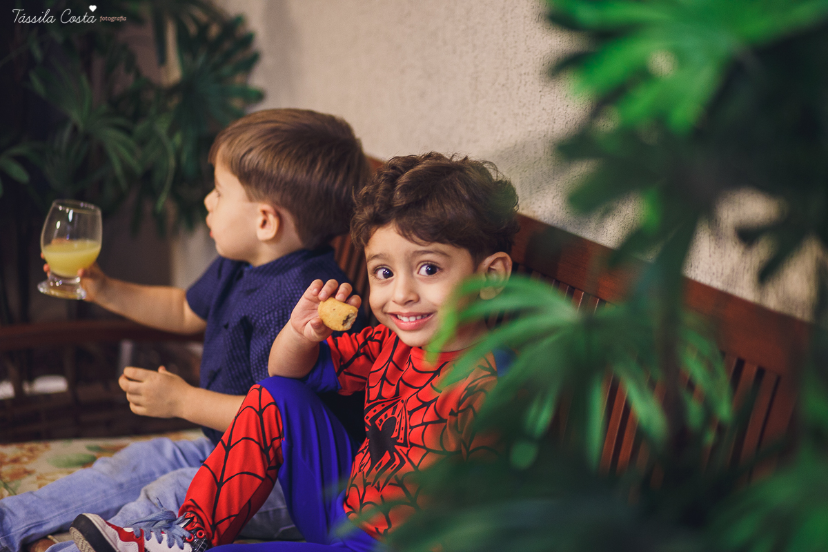 festa de 3 anos do antônio, que aconteceu em Manguinhos Serra, festa no tema Os Vingadores, festa de menino, com direito à Homem-aranha fantasiado, decoração da Mamalujo Decorações, Carla Sales, com fotos da T&aacu