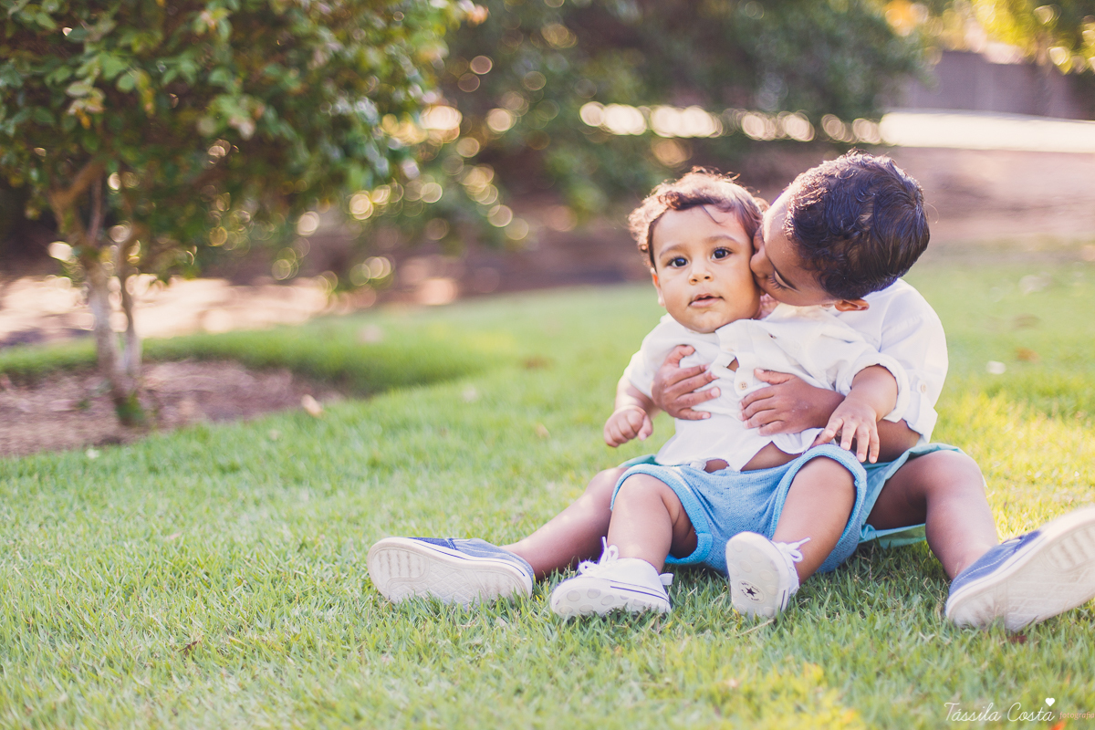fotos de irmãos, feitas na Ilha do Frade, melhor local para fazer fotos externas em Vitória ES, melhor praia para fazer ensaio de família em Vitória ES, praias do Espírito Santo, lugares bonitos para conhecer em Vitória ES, tássila costa fotografia infant