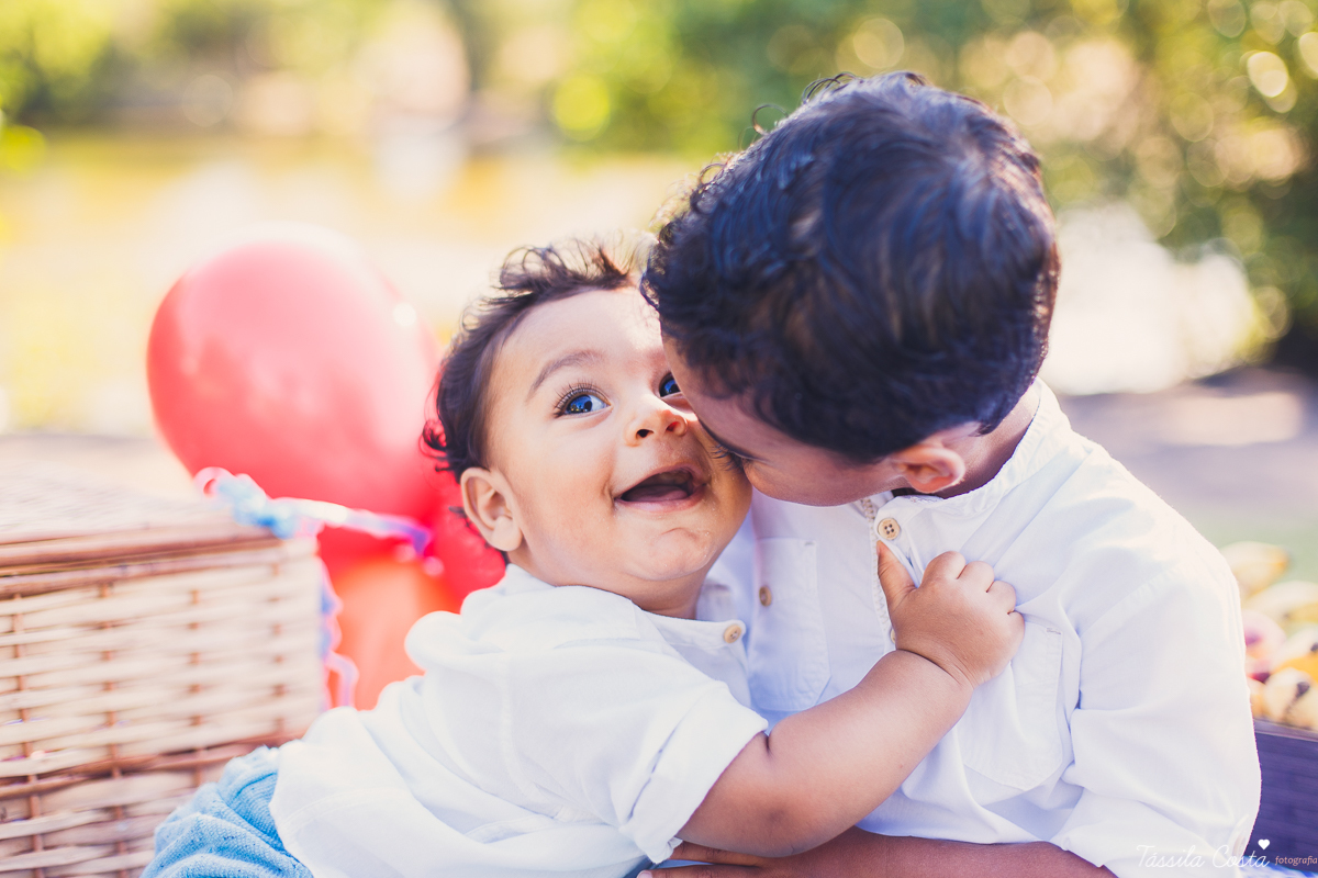 fotos de irmãos, feitas na Ilha do Frade, melhor local para fazer fotos externas em Vitória ES, melhor praia para fazer ensaio de família em Vitória ES, praias do Espírito Santo, lugares bonitos para conhecer em Vitória ES, tássila costa fotografia infant