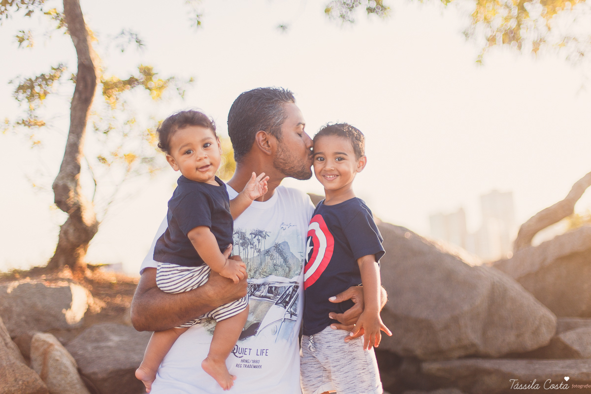 fotos de irmãos, feitas na Ilha do Frade, melhor local para fazer fotos externas em Vitória ES, melhor praia para fazer ensaio de família em Vitória ES, praias do Espírito Santo, lugares bonitos para conhecer em Vitória ES, tássila costa fotografia infant
