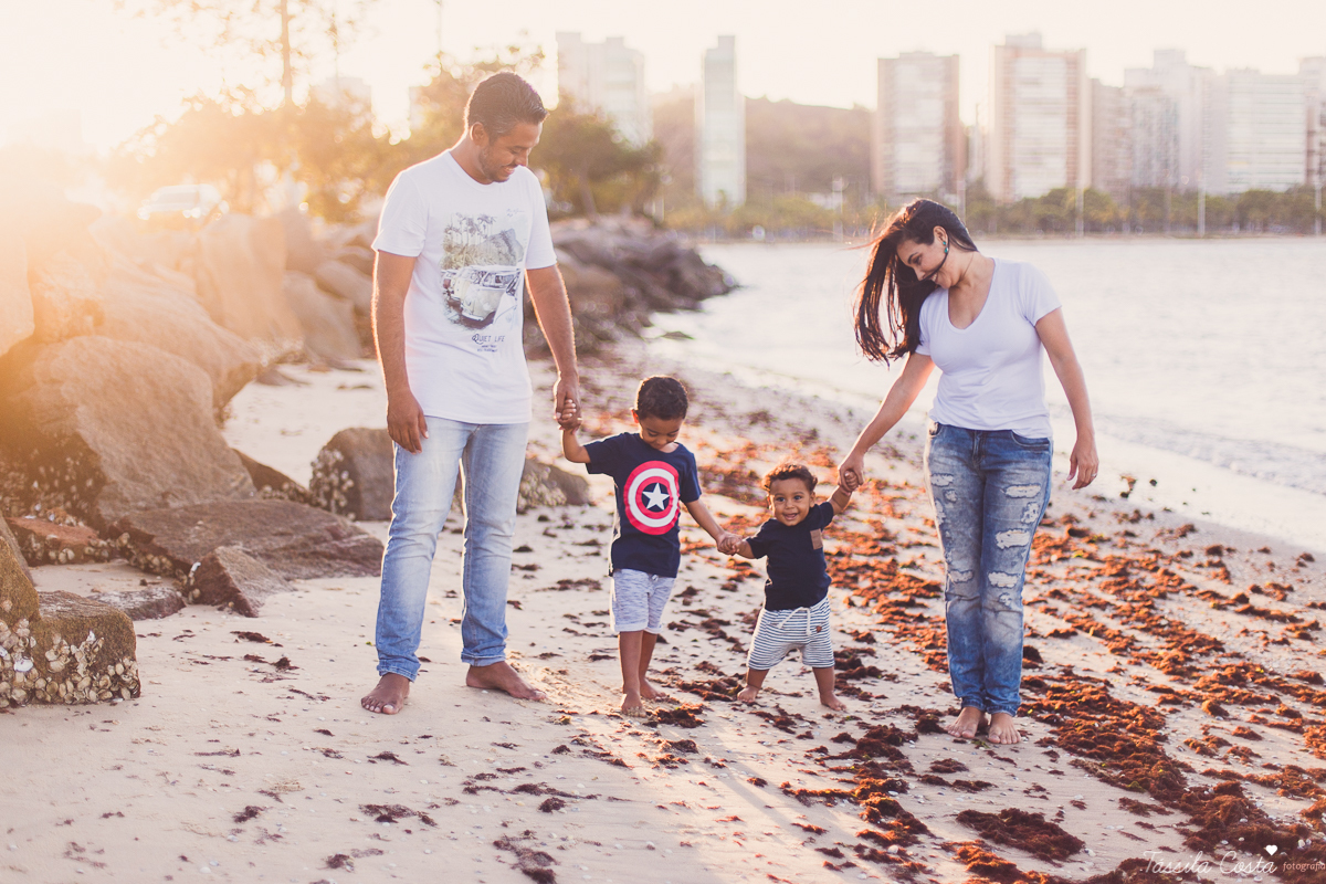 fotos de irmãos, feitas na Ilha do Frade, melhor local para fazer fotos externas em Vitória ES, melhor praia para fazer ensaio de família em Vitória ES, praias do Espírito Santo, lugares bonitos para conhecer em Vitória ES, tássila costa fotografia infant
