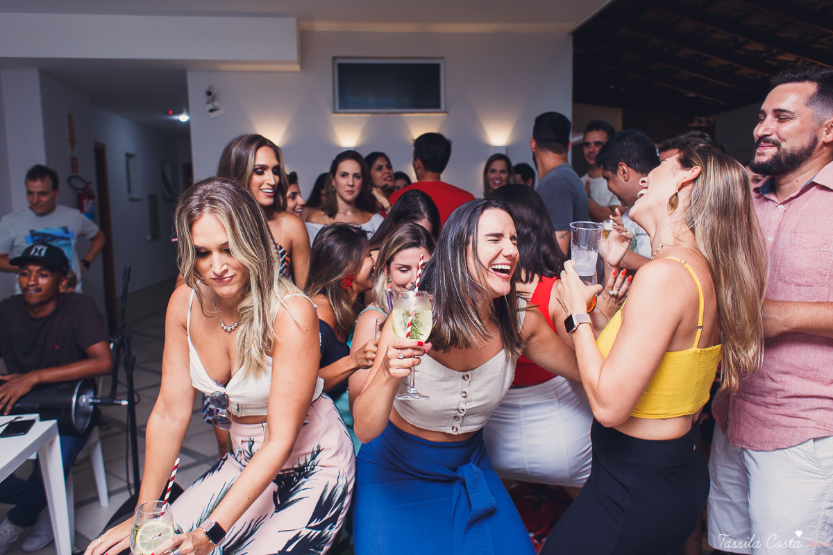 decoração para aniversário de 30 anos, festa linda para irmãs gêmeas, festa de 30 anos de gêmeas, bolo de Thais Gois, fotografia de Tássila Costa, fotógrafa em Vitória ES, fotografia de festa em vix ES, o que vestir no aniversário de 30 anos