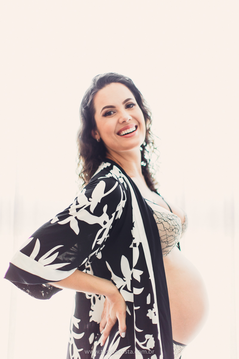 grávida linda, fotos de grávida na Praia da Costa, ensaio fotográfico feito em casa, lingeries lindas para ensaio fotográfico de gestante, poses para ensaio fotográfico feito em casa, fotos de grávida na Praia da Costa, Vila Velha - ES