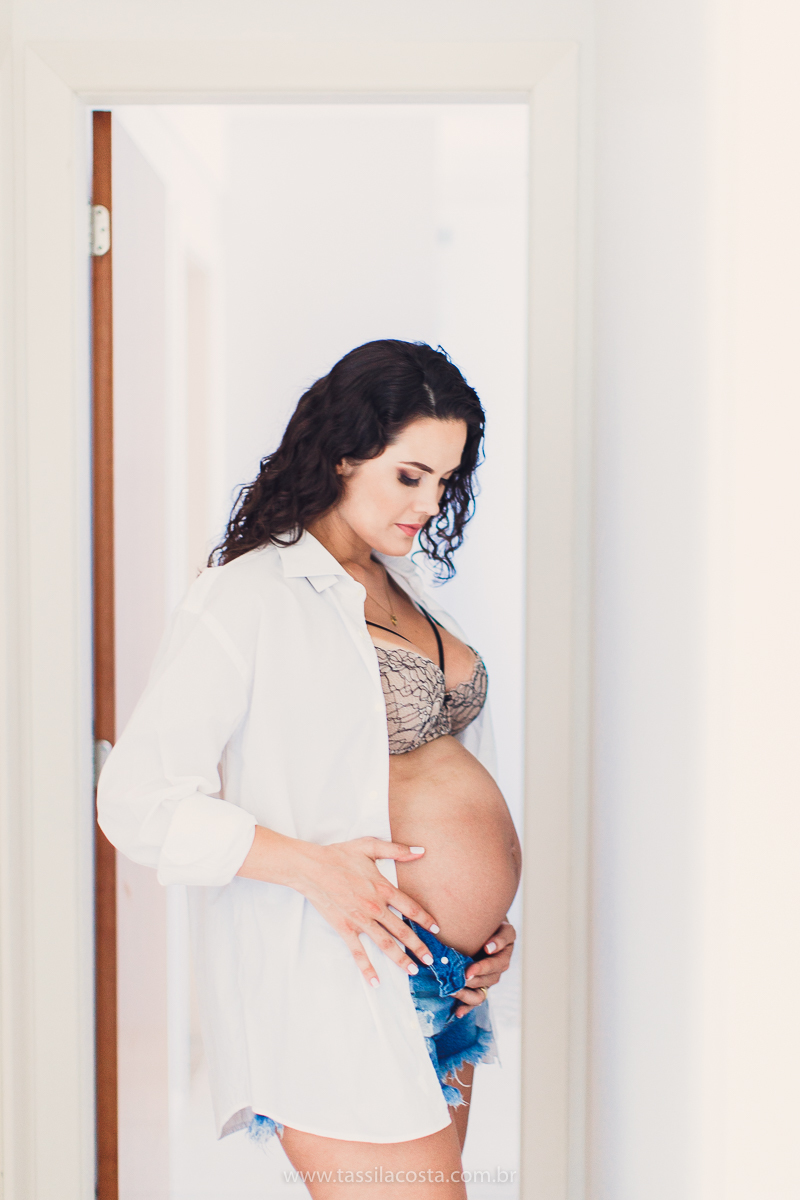 grávida linda, fotos de grávida na Praia da Costa, ensaio fotográfico feito em casa, lingeries lindas para ensaio fotográfico de gestante, poses para ensaio fotográfico feito em casa, fotos de grávida na Praia da Costa, Vila Velha - ES