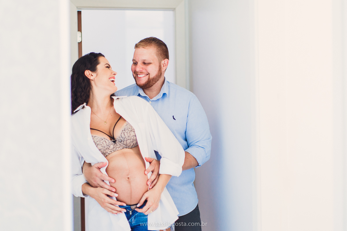 grávida linda, fotos de grávida na Praia da Costa, ensaio fotográfico feito em casa, lingeries lindas para ensaio fotográfico de gestante, poses para ensaio fotográfico feito em casa, fotos de grávida na Praia da Costa, Vila Velha - ES