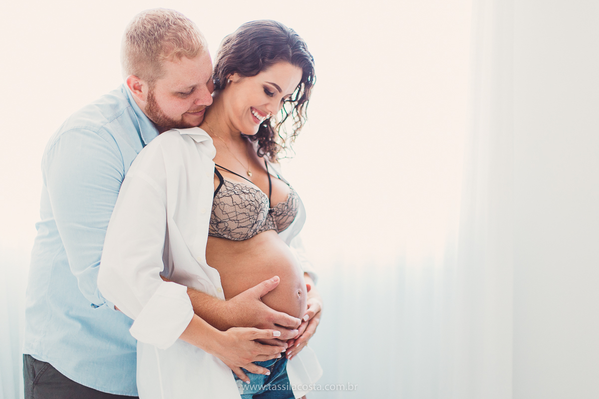 grávida linda, fotos de grávida na Praia da Costa, ensaio fotográfico feito em casa, lingeries lindas para ensaio fotográfico de gestante, poses para ensaio fotográfico feito em casa, fotos de grávida na Praia da Costa, Vila Velha - ES