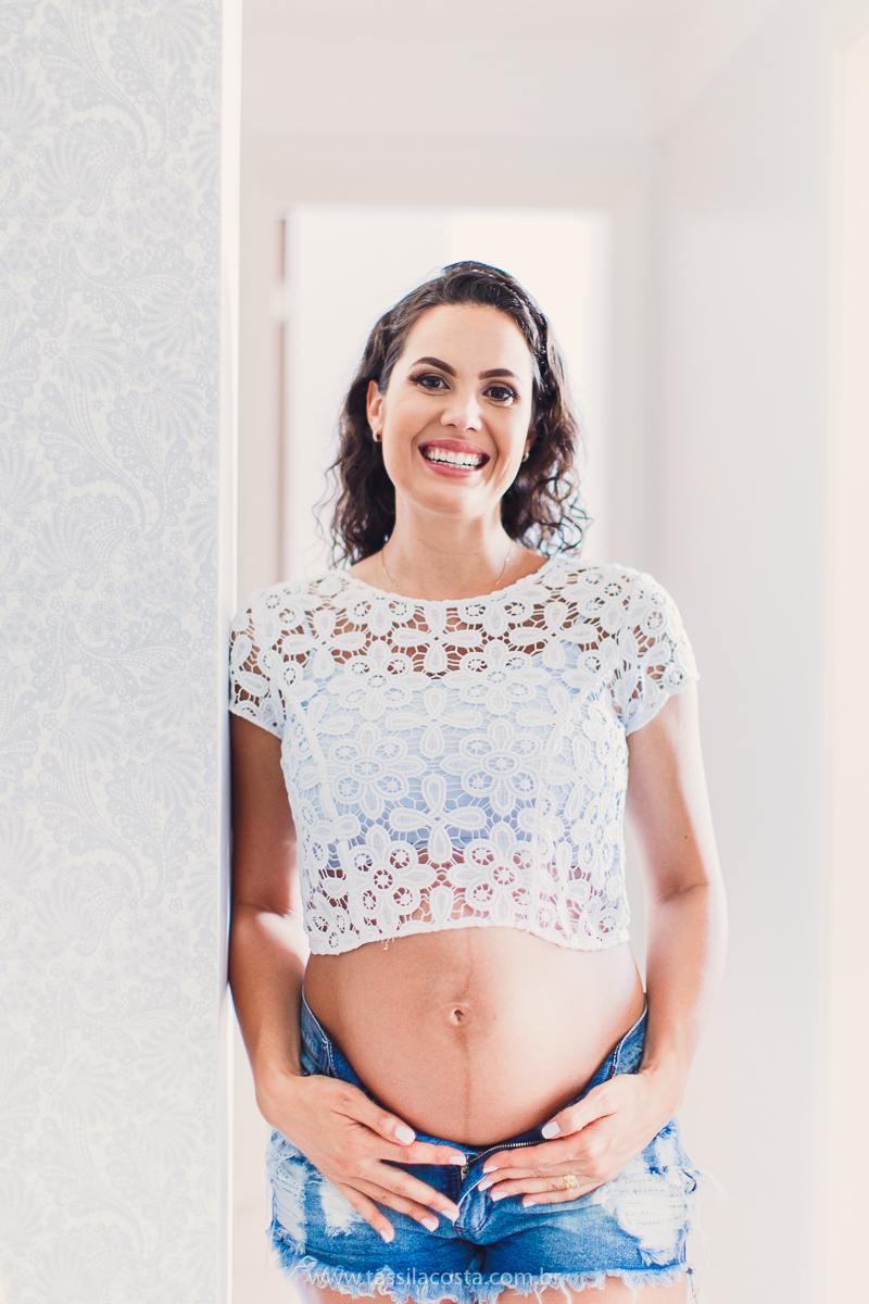 grávida linda, fotos de grávida na Praia da Costa, ensaio fotográfico feito em casa, lingeries lindas para ensaio fotográfico de gestante, poses para ensaio fotográfico feito em casa, fotos de grávida na Praia da Costa, Vila Velha - ES