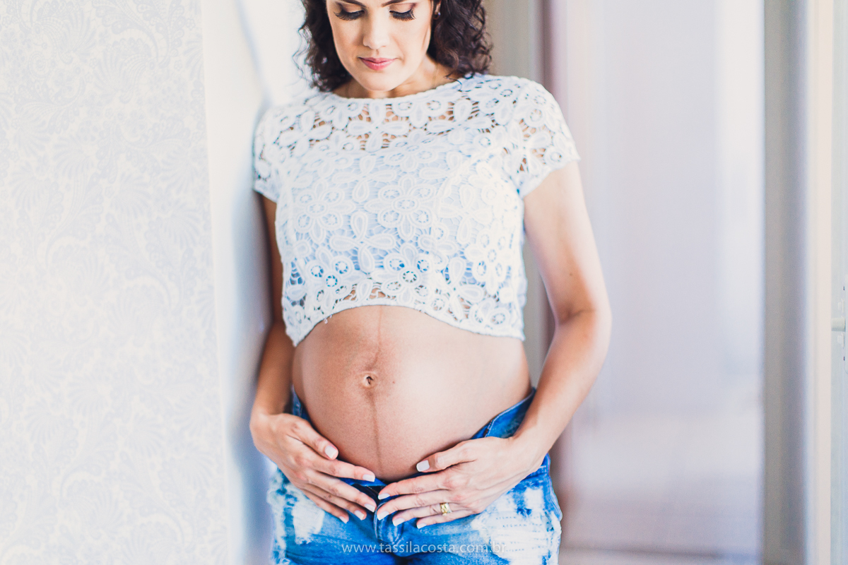 grávida linda, fotos de grávida na Praia da Costa, ensaio fotográfico feito em casa, lingeries lindas para ensaio fotográfico de gestante, poses para ensaio fotográfico feito em casa, fotos de grávida na Praia da Costa, Vila Velha - ES