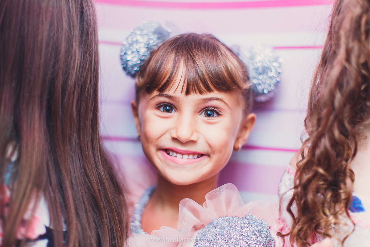 festa infantil em vitória, tássila costa fotografia, aniversári infantil em Vitória ES, festa de menina no tema LOL, festa linda de menina, roupa da boneca LOL, 5 anos da Maitê