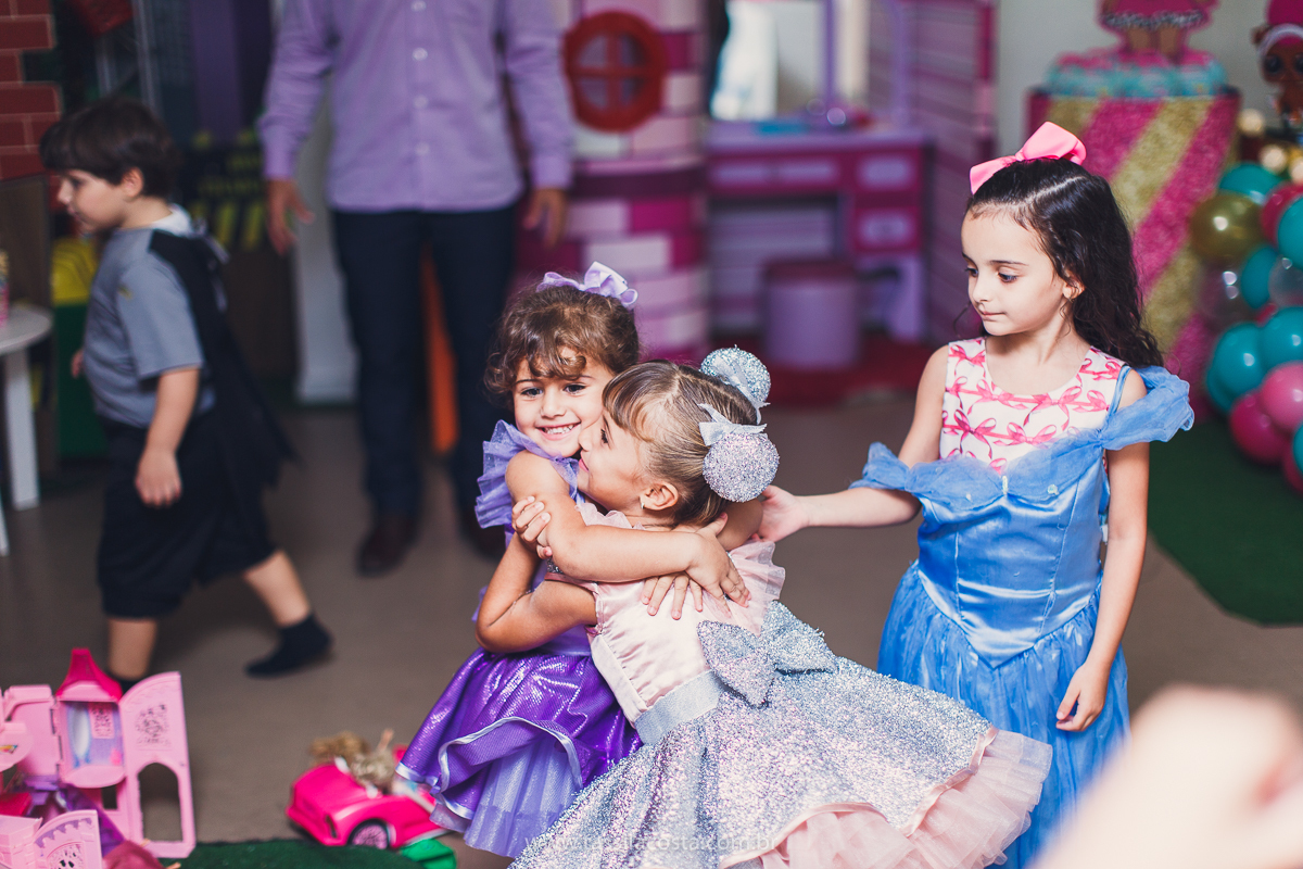 festa infantil em vitória, tássila costa fotografia, aniversári infantil em Vitória ES, festa de menina no tema LOL, festa linda de menina, roupa da boneca LOL, 5 anos da Maitê