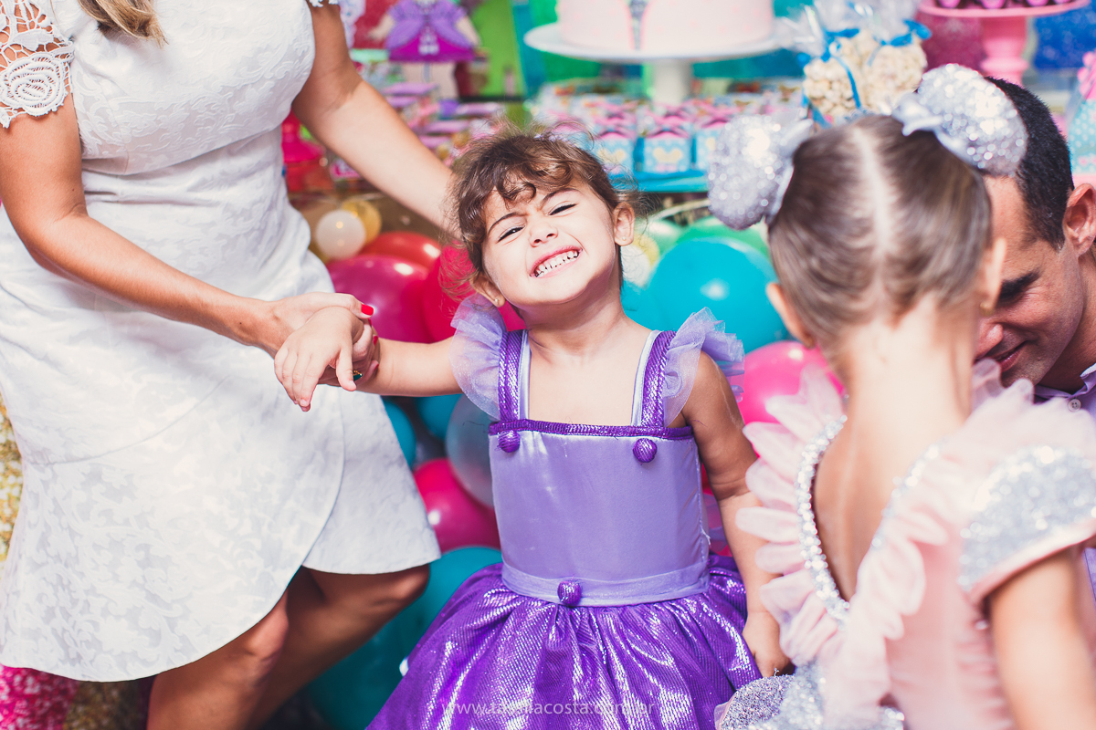 festa infantil em vitória, tássila costa fotografia, aniversári infantil em Vitória ES, festa de menina no tema LOL, festa linda de menina, roupa da boneca LOL, 5 anos da Maitê