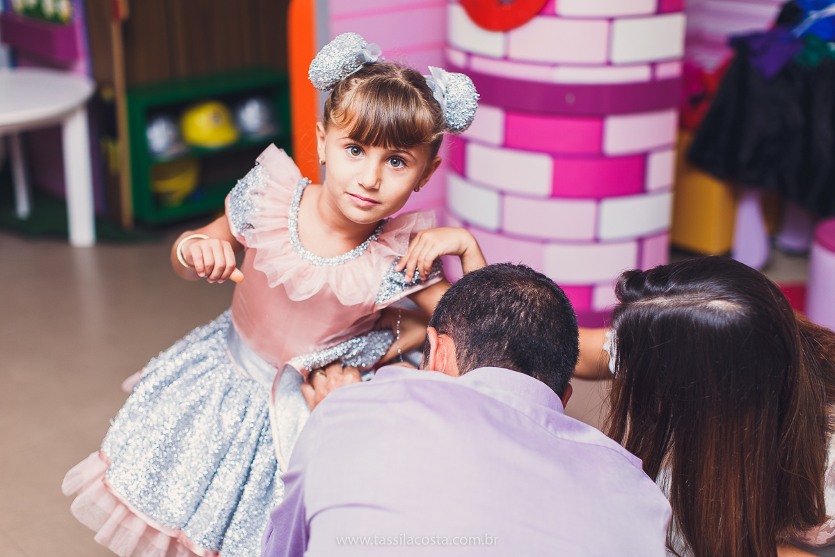 festa infantil em vitória, tássila costa fotografia, aniversári infantil em Vitória ES, festa de menina no tema LOL, festa linda de menina, roupa da boneca LOL, 5 anos da Maitê