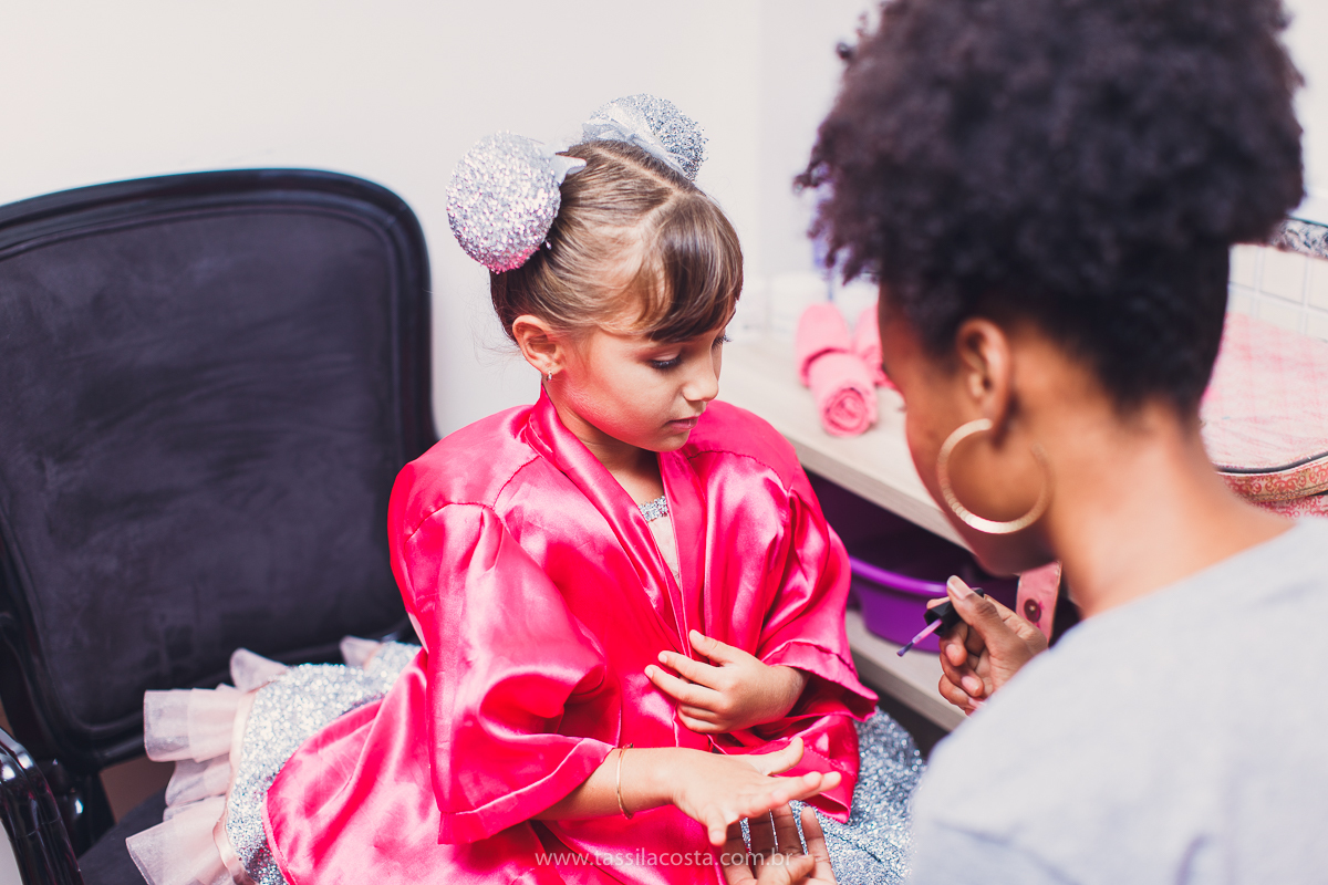 festa infantil em vitória, tássila costa fotografia, aniversári infantil em Vitória ES, festa de menina no tema LOL, festa linda de menina, roupa da boneca LOL, 5 anos da Maitê