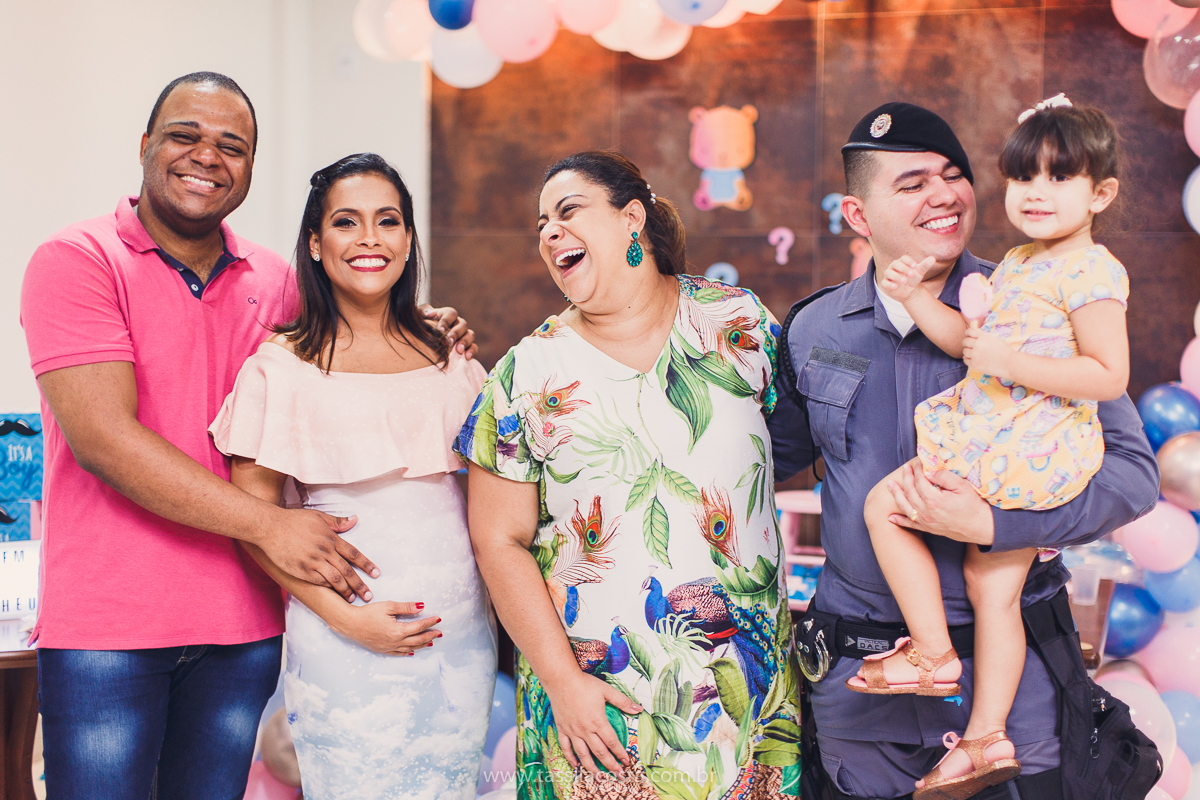 fotos de chá revelação, o que fazer para revelar o sexo do bebê para a família, família linda no chá revelação no Matheus, Praia da Costa, Vila Velha ES, Tássila Costa fotografia