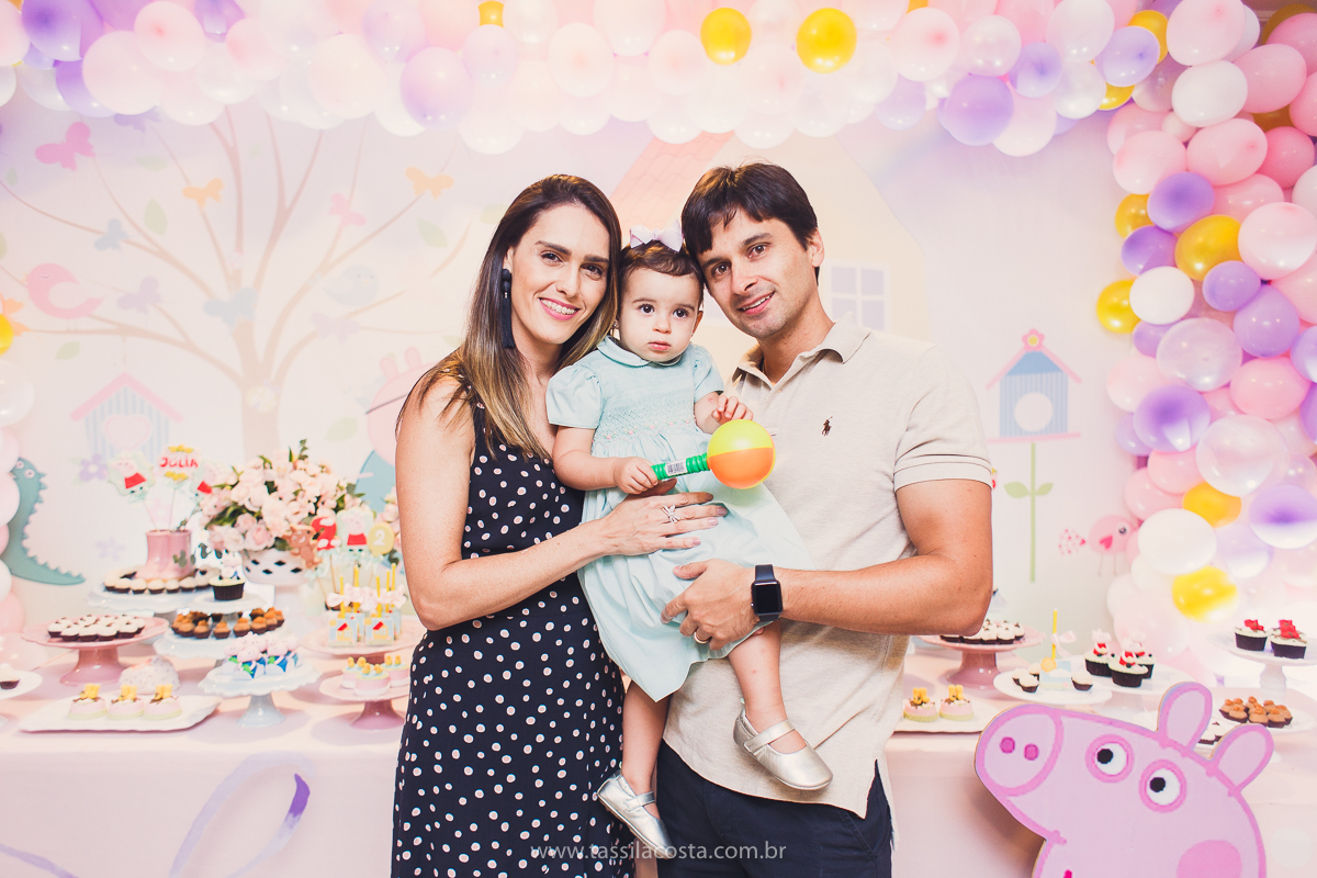 festa de aniversário para menina, no tema Peppa Pig, decoração by Melina Pitanga, fotos de Tássila Costa fotografia, festa de 02 anos da Júlia, feita no prédio de casa, look lindo para aniversário de 2 anos, qual cor de vestido usar na festa de 1 ano
