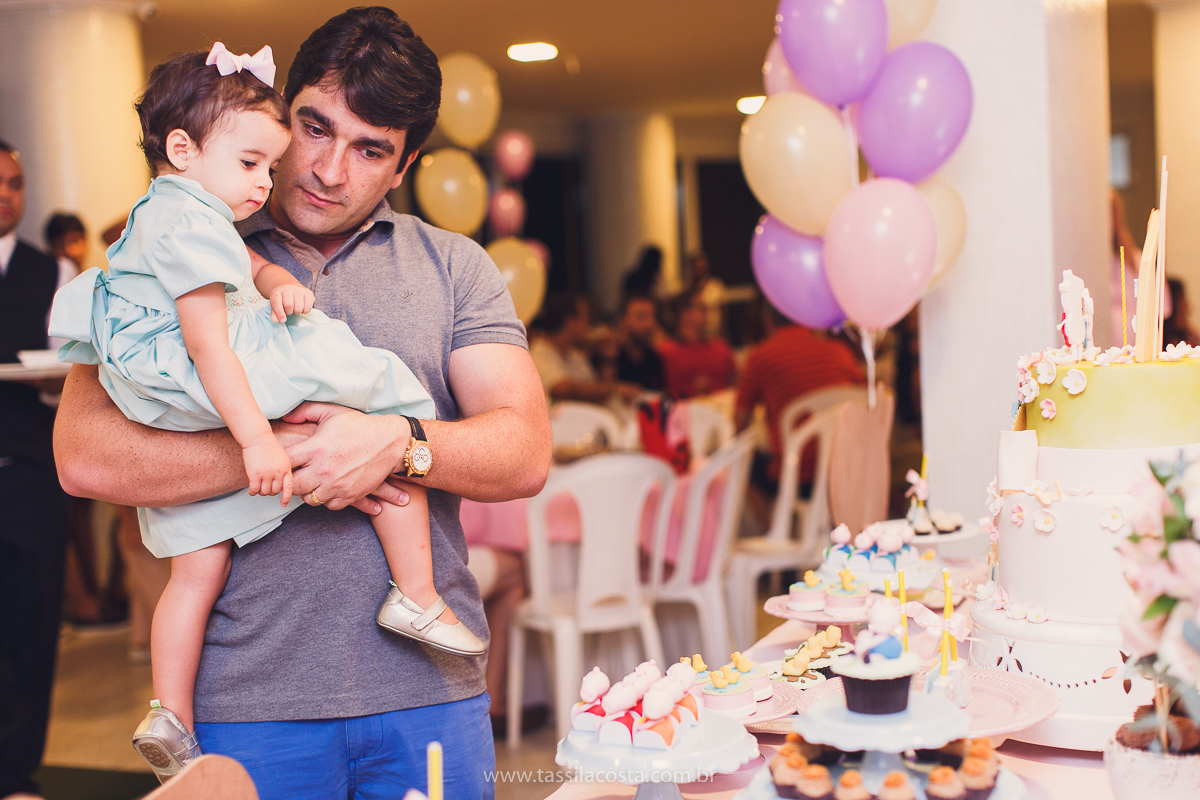 festa de aniversário para menina, no tema Peppa Pig, decoração by Melina Pitanga, fotos de Tássila Costa fotografia, festa de 02 anos da Júlia, feita no prédio de casa, look lindo para aniversário de 2 anos, qual cor de vestido usar na festa de 1 ano