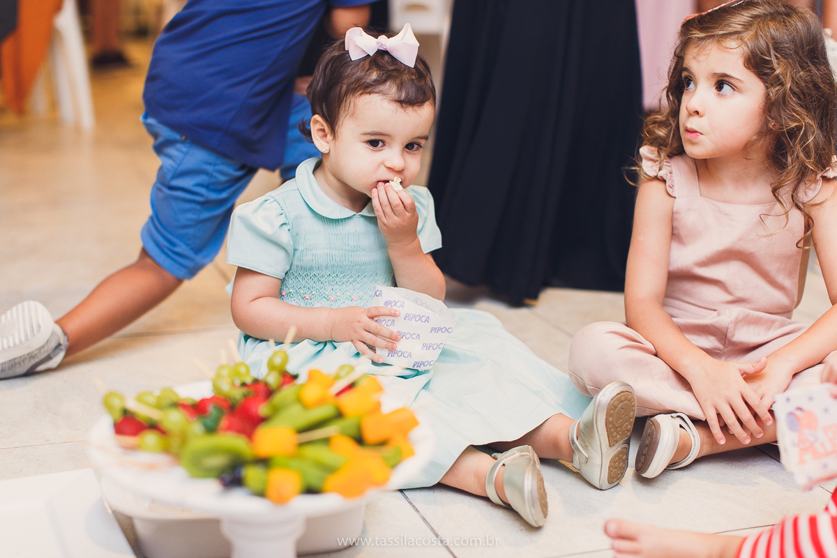 festa de aniversário para menina, no tema Peppa Pig, decoração by Melina Pitanga, fotos de Tássila Costa fotografia, festa de 02 anos da Júlia, feita no prédio de casa, look lindo para aniversário de 2 anos, qual cor de vestido usar na festa de 1 ano