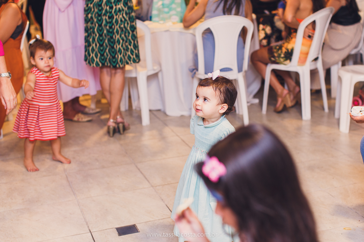 festa de aniversário para menina, no tema Peppa Pig, decoração by Melina Pitanga, fotos de Tássila Costa fotografia, festa de 02 anos da Júlia, feita no prédio de casa, look lindo para aniversário de 2 anos, qual cor de vestido usar na festa de 1 ano