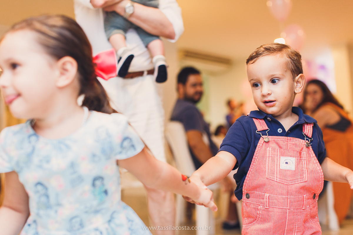 festa de aniversário para menina, no tema Peppa Pig, decoração by Melina Pitanga, fotos de Tássila Costa fotografia, festa de 02 anos da Júlia, feita no prédio de casa, look lindo para aniversário de 2 anos, qual cor de vestido usar na festa de 1 ano