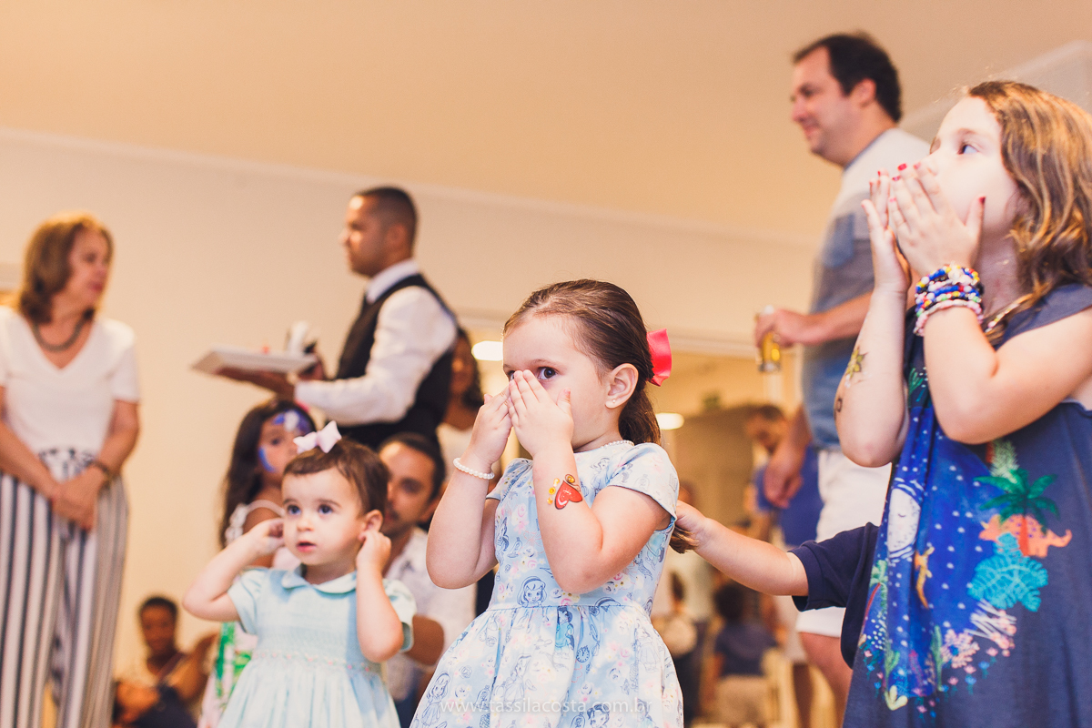 festa de aniversário para menina, no tema Peppa Pig, decoração by Melina Pitanga, fotos de Tássila Costa fotografia, festa de 02 anos da Júlia, feita no prédio de casa, look lindo para aniversário de 2 anos, qual cor de vestido usar na festa de 1 ano