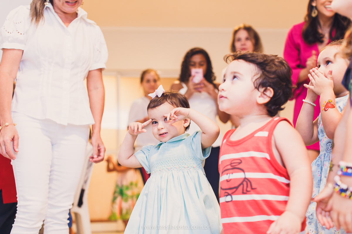 festa de aniversário para menina, no tema Peppa Pig, decoração by Melina Pitanga, fotos de Tássila Costa fotografia, festa de 02 anos da Júlia, feita no prédio de casa, look lindo para aniversário de 2 anos, qual cor de vestido usar na festa de 1 ano