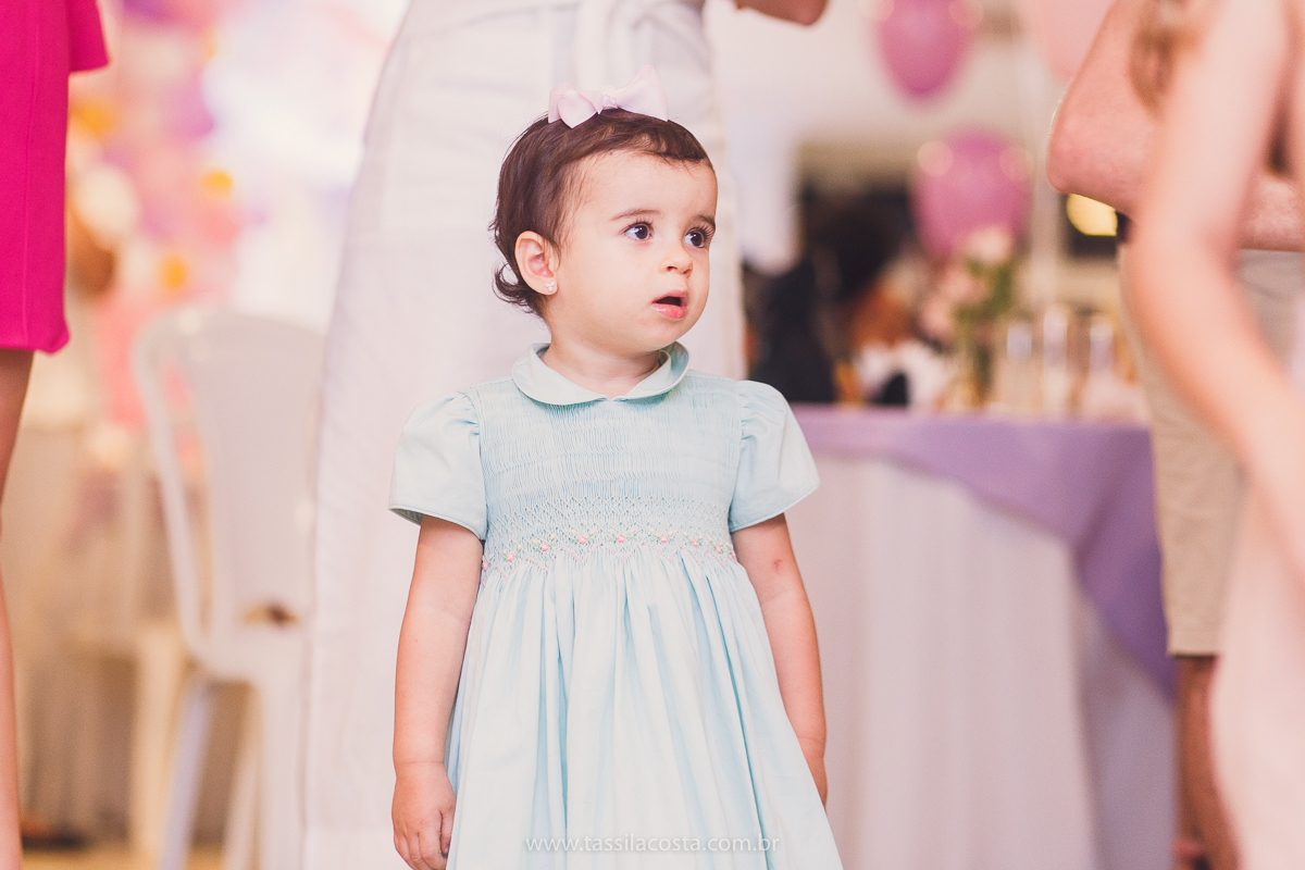 festa de aniversário para menina, no tema Peppa Pig, decoração by Melina Pitanga, fotos de Tássila Costa fotografia, festa de 02 anos da Júlia, feita no prédio de casa, look lindo para aniversário de 2 anos, qual cor de vestido usar na festa de 1 ano