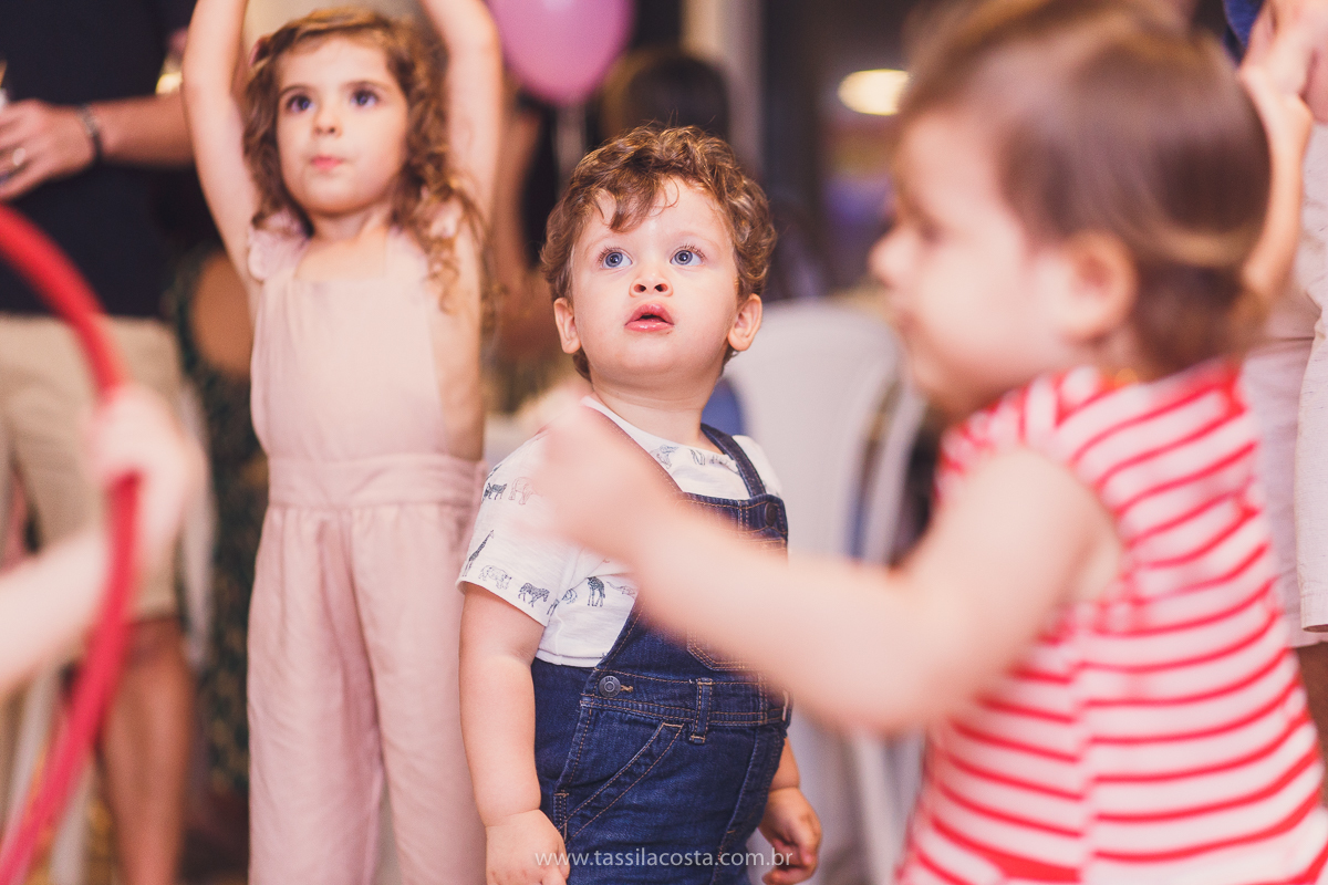 festa de aniversário para menina, no tema Peppa Pig, decoração by Melina Pitanga, fotos de Tássila Costa fotografia, festa de 02 anos da Júlia, feita no prédio de casa, look lindo para aniversário de 2 anos, qual cor de vestido usar na festa de 1 ano