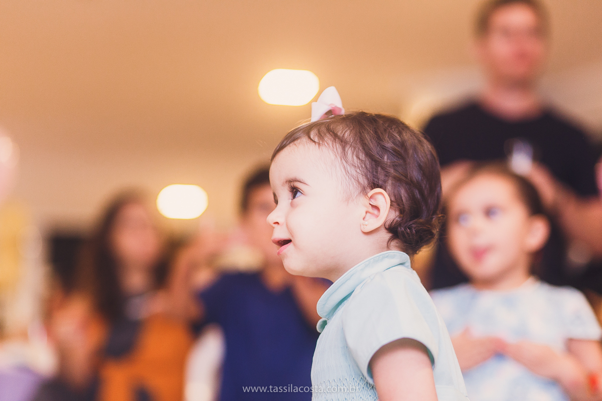 festa de aniversário para menina, no tema Peppa Pig, decoração by Melina Pitanga, fotos de Tássila Costa fotografia, festa de 02 anos da Júlia, feita no prédio de casa, look lindo para aniversário de 2 anos, qual cor de vestido usar na festa de 1 ano