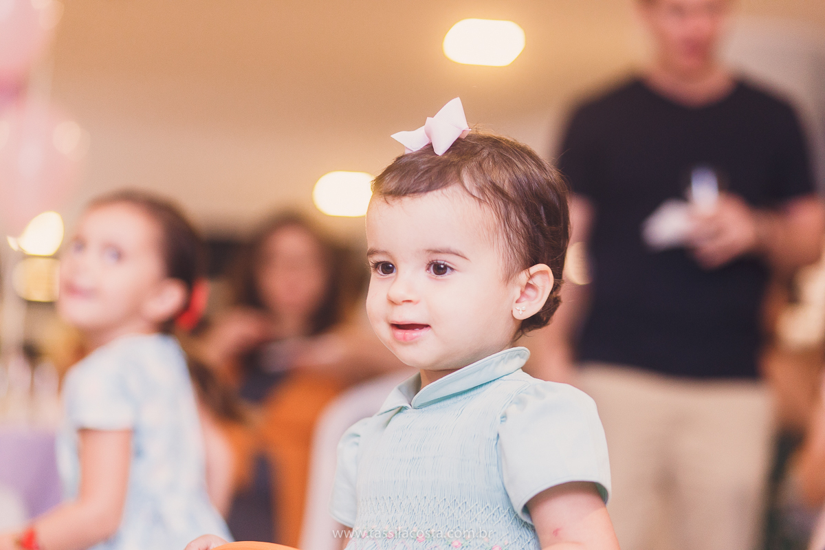 festa de aniversário para menina, no tema Peppa Pig, decoração by Melina Pitanga, fotos de Tássila Costa fotografia, festa de 02 anos da Júlia, feita no prédio de casa, look lindo para aniversário de 2 anos, qual cor de vestido usar na festa de 1 ano