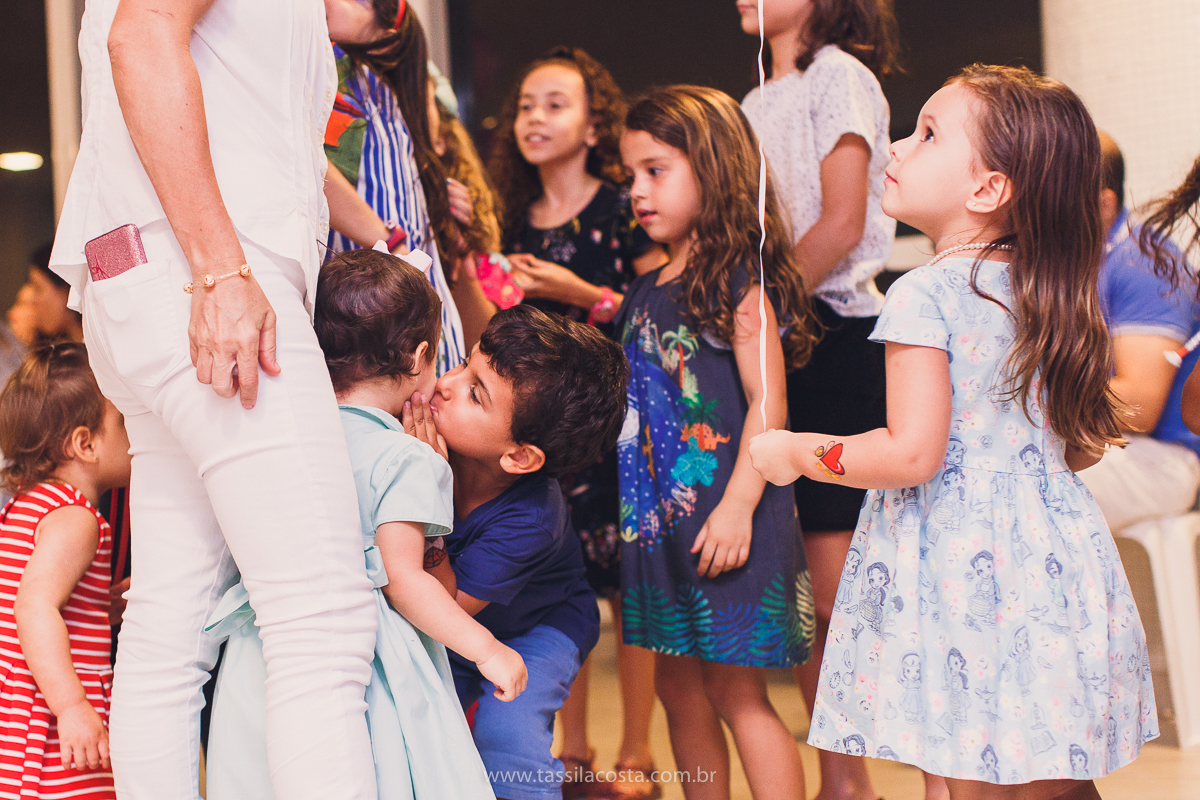 festa de aniversário para menina, no tema Peppa Pig, decoração by Melina Pitanga, fotos de Tássila Costa fotografia, festa de 02 anos da Júlia, feita no prédio de casa, look lindo para aniversário de 2 anos, qual cor de vestido usar na festa de 1 ano