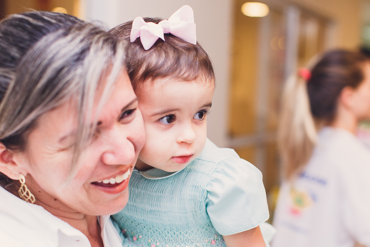 festa de aniversário para menina, no tema Peppa Pig, decoração by Melina Pitanga, fotos de Tássila Costa fotografia, festa de 02 anos da Júlia, feita no prédio de casa, look lindo para aniversário de 2 anos, qual cor de vestido usar na festa de 1 ano