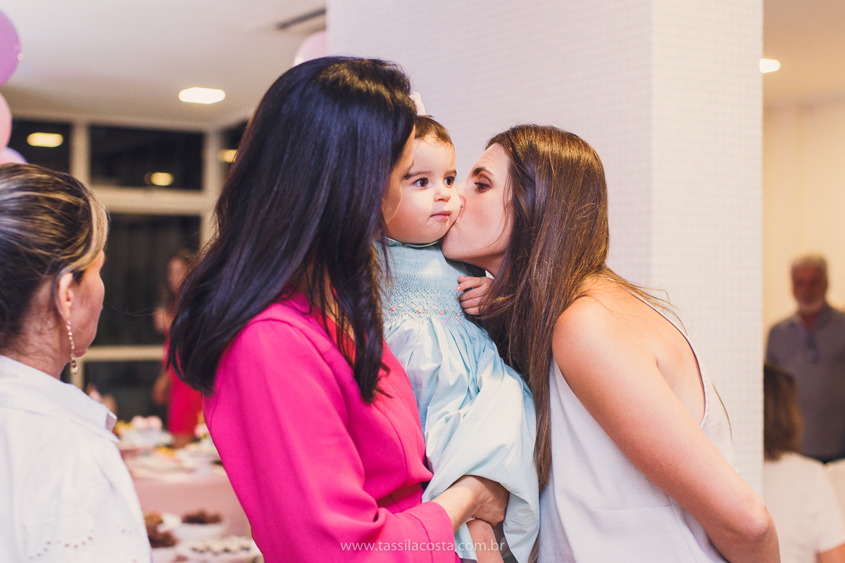 festa de aniversário para menina, no tema Peppa Pig, decoração by Melina Pitanga, fotos de Tássila Costa fotografia, festa de 02 anos da Júlia, feita no prédio de casa, look lindo para aniversário de 2 anos, qual cor de vestido usar na festa de 1 ano