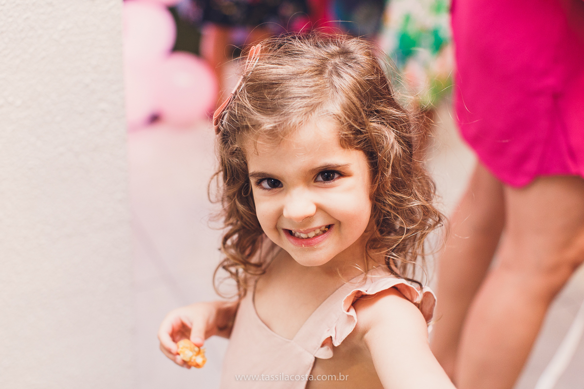 festa de aniversário para menina, no tema Peppa Pig, decoração by Melina Pitanga, fotos de Tássila Costa fotografia, festa de 02 anos da Júlia, feita no prédio de casa, look lindo para aniversário de 2 anos, qual cor de vestido usar na festa de 1 ano
