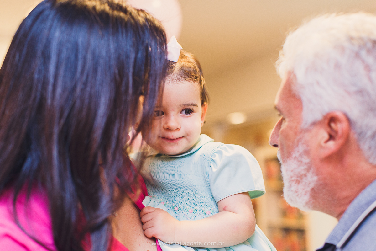 festa de aniversário para menina, no tema Peppa Pig, decoração by Melina Pitanga, fotos de Tássila Costa fotografia, festa de 02 anos da Júlia, feita no prédio de casa, look lindo para aniversário de 2 anos, qual cor de vestido usar na festa de 1 ano