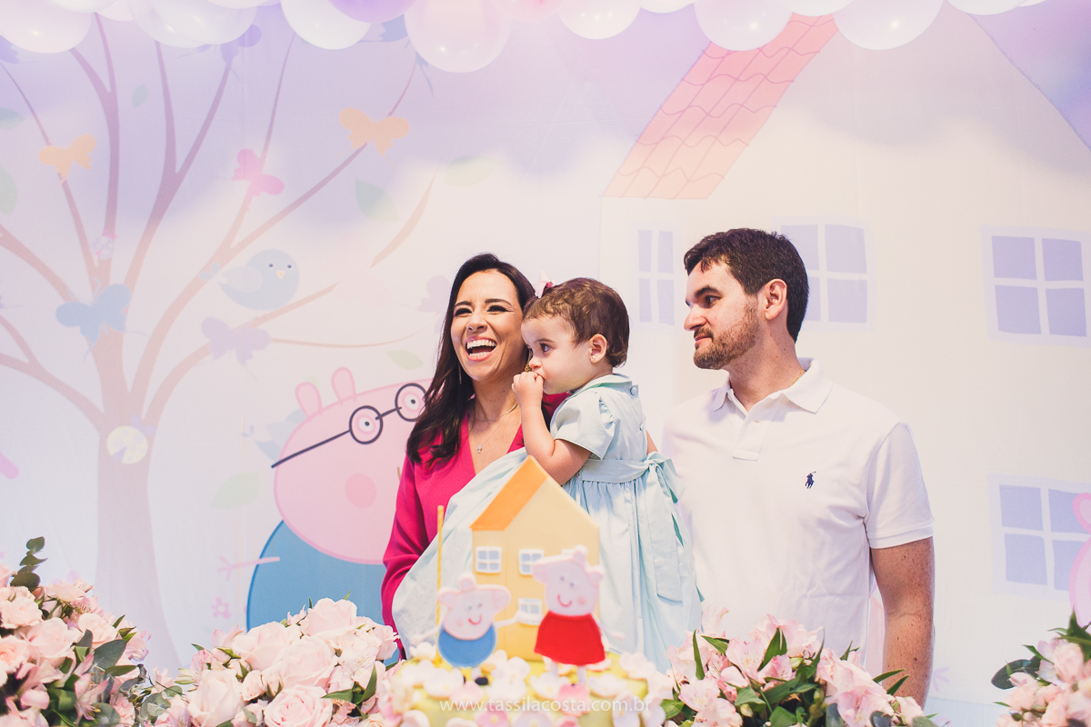 festa de aniversário para menina, no tema Peppa Pig, decoração by Melina Pitanga, fotos de Tássila Costa fotografia, festa de 02 anos da Júlia, feita no prédio de casa, look lindo para aniversário de 2 anos, qual cor de vestido usar na festa de 1 ano