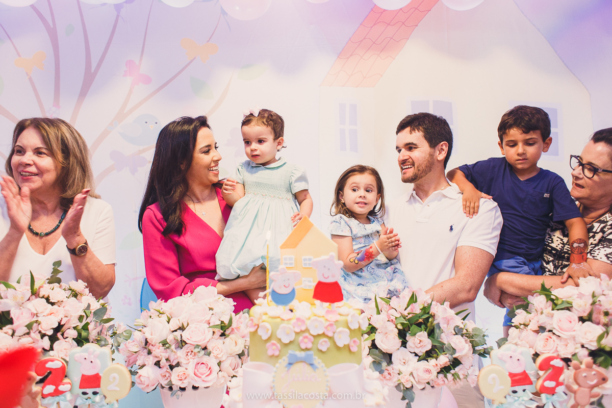 festa de aniversário para menina, no tema Peppa Pig, decoração by Melina Pitanga, fotos de Tássila Costa fotografia, festa de 02 anos da Júlia, feita no prédio de casa, look lindo para aniversário de 2 anos, qual cor de vestido usar na festa de 1 ano