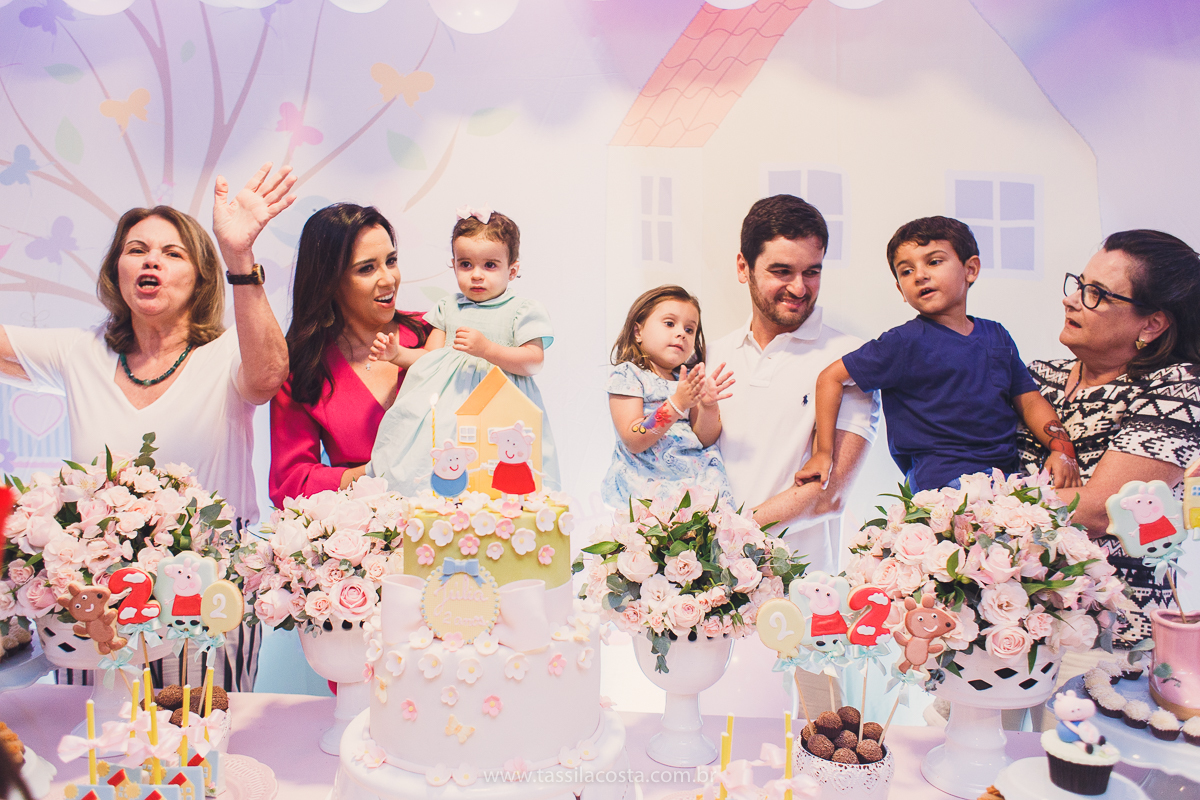 festa de aniversário para menina, no tema Peppa Pig, decoração by Melina Pitanga, fotos de Tássila Costa fotografia, festa de 02 anos da Júlia, feita no prédio de casa, look lindo para aniversário de 2 anos, qual cor de vestido usar na festa de 1 ano