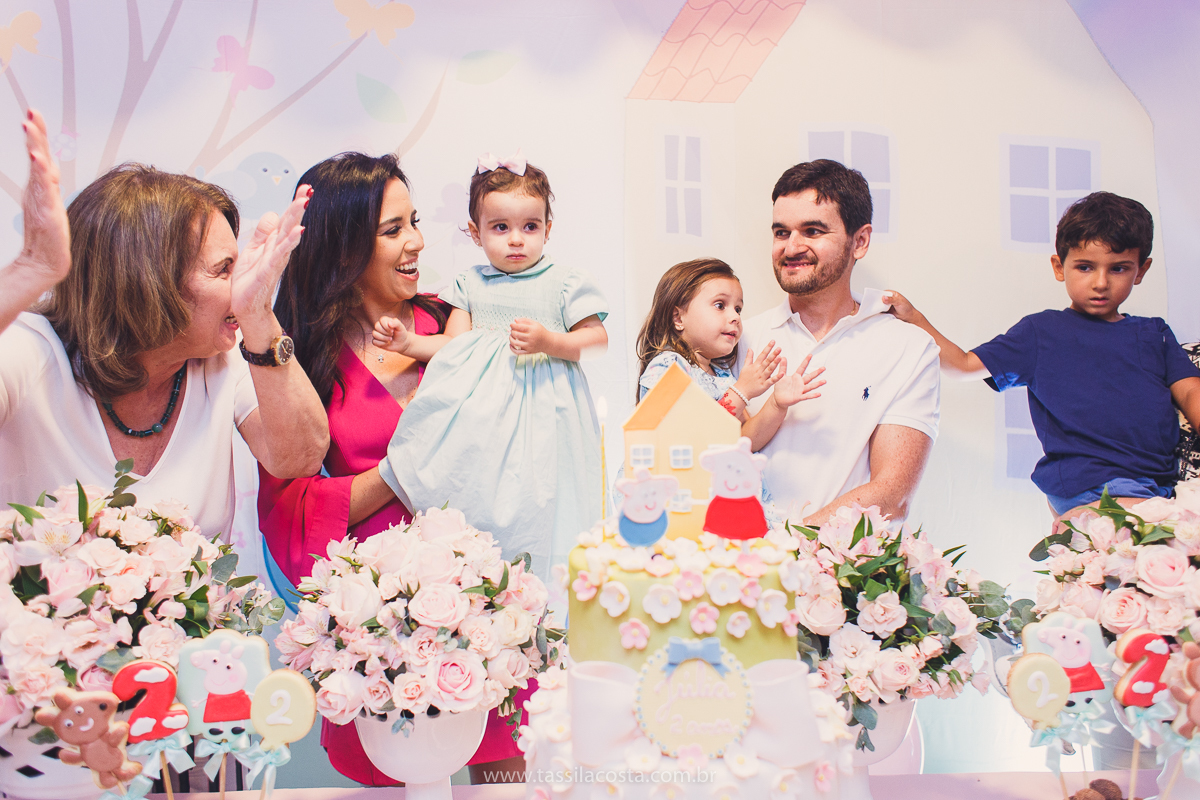 festa de aniversário para menina, no tema Peppa Pig, decoração by Melina Pitanga, fotos de Tássila Costa fotografia, festa de 02 anos da Júlia, feita no prédio de casa, look lindo para aniversário de 2 anos, qual cor de vestido usar na festa de 1 ano
