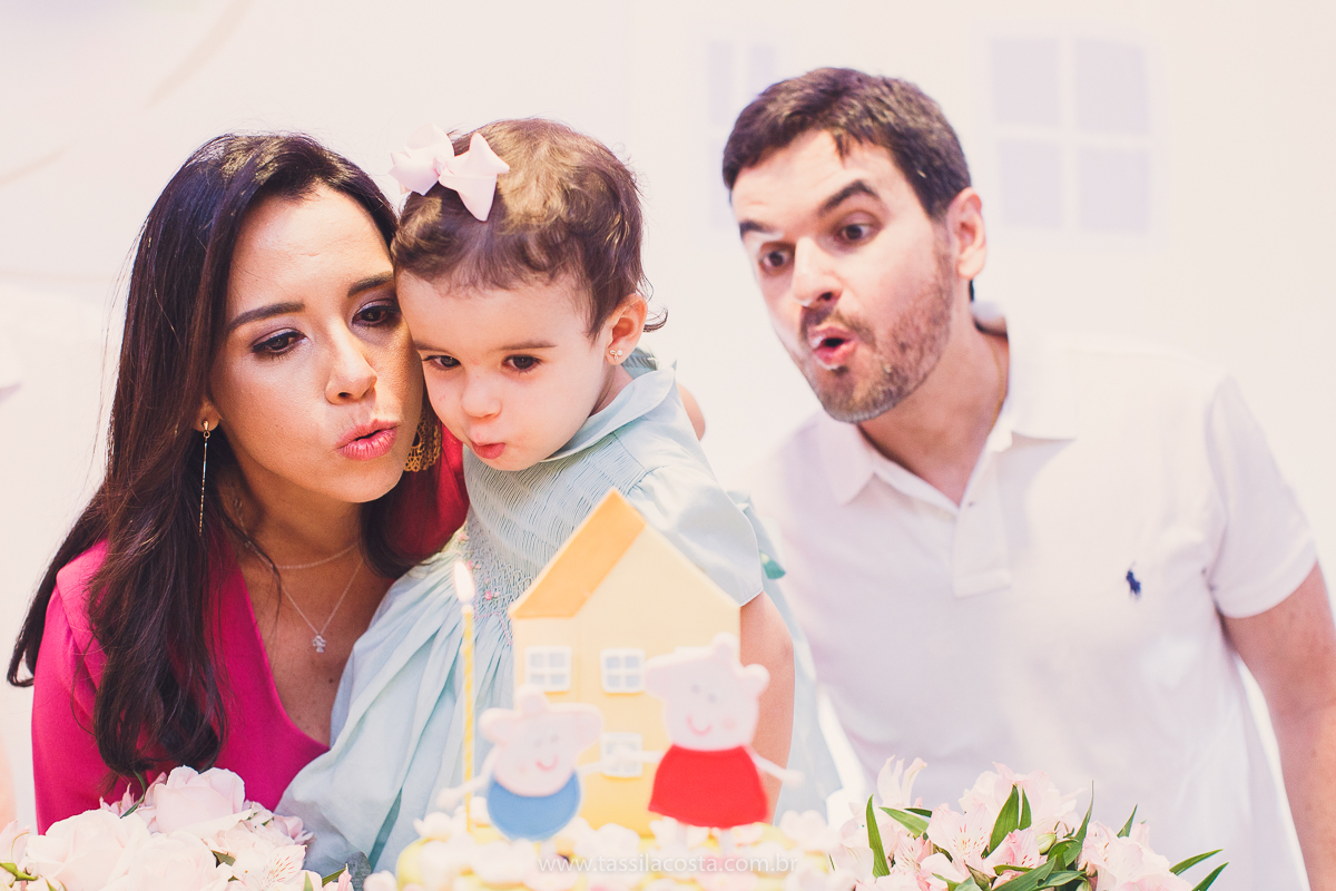 festa de aniversário para menina, no tema Peppa Pig, decoração by Melina Pitanga, fotos de Tássila Costa fotografia, festa de 02 anos da Júlia, feita no prédio de casa, look lindo para aniversário de 2 anos, qual cor de vestido usar na festa de 1 ano